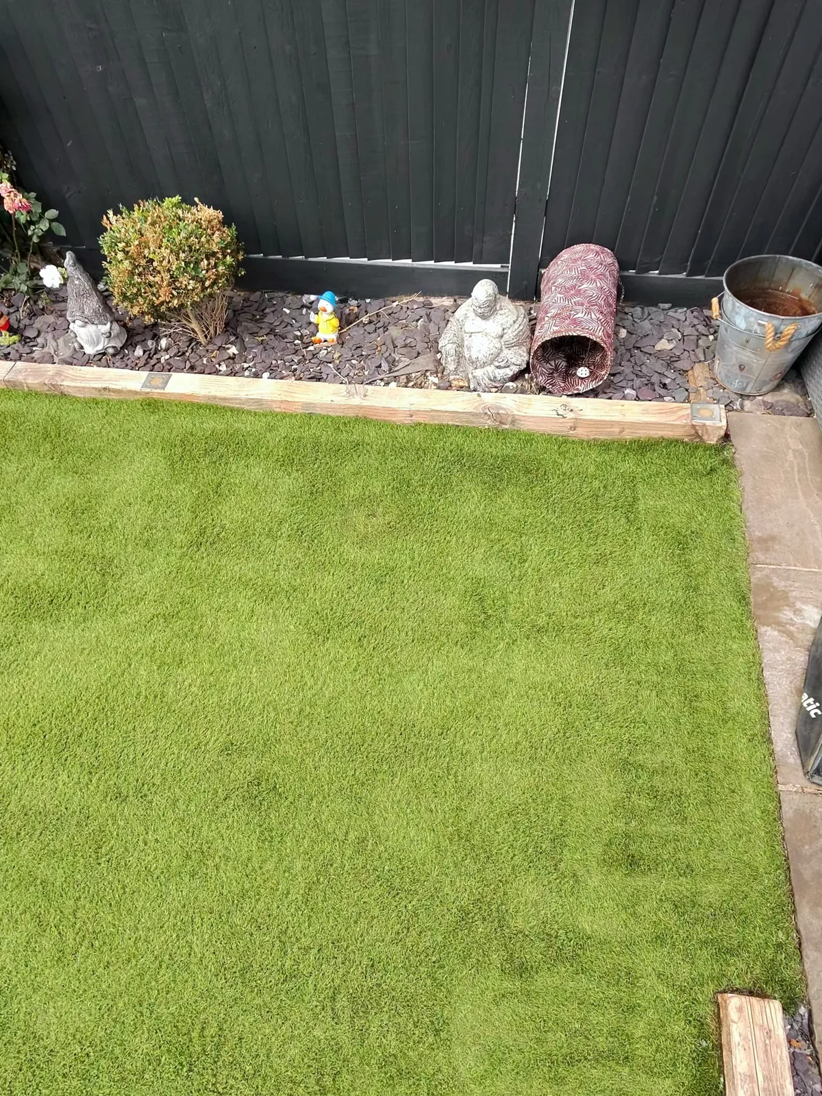 Artificial grass border after cleaning — completely clear