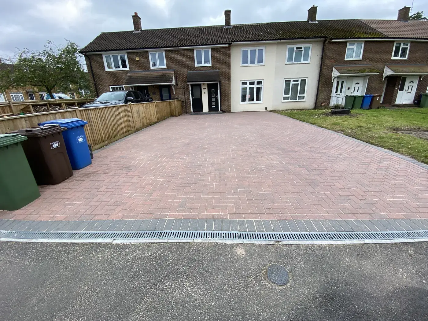 Block paving driveway pressure washing result in Bracknell, Berkshire